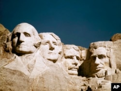 这张日期不详的照片展示美国南达科他州拉什莫尔山的巨型总统头像。 左起:乔治·华盛顿,托马斯·杰斐逊,泰迪·罗斯福和亚伯拉罕·林肯。