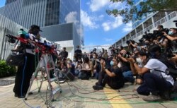 台湾杀人案死者潘晓颖母亲潘妈妈10月20日在香港政府总部外会见传媒,她批评疑犯陈同佳及保安局局长邓炳强、民建联立法会议员李慧琼及周浩鼎等人”其心不正”,不敢到场与她对质 (美国之音汤惠芸)