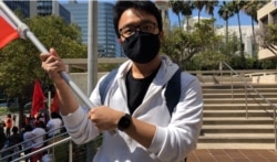 加州州立大学学生披同学接受美国之音采访。(美国之音2021年3月13日洛杉矶)