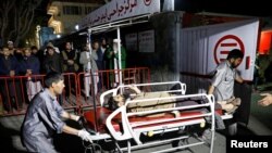 阿富汗首都喀布尔发生一起自杀式袭击,医院工作人员将一名伤者送往医院。(2018年11月20日)