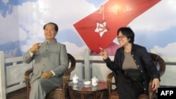 想跟毛泽东近距离接触吗?很容易。从不吸烟的美国之音记者何宗安,也在毛的蜡像 旁拿起烟卷,跟他照了一张合影