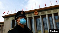 资料照片：中国全国人大会议闭幕后举行的记者会结束后，一名武警士兵站在北京的人民大会堂外。(2023年3月13日)