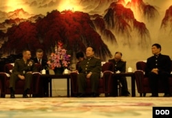 2007年,郭伯雄接待来访的美国参谋长联席会议主席佩斯上将(美国国防部照片,2007年3月22日)