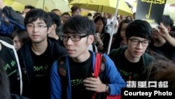 学联三代表在香港国际机场（苹果日报图片）