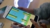 河内一家智能手机店的雇员在玩Flappy Bird（像素鸟）游戏。