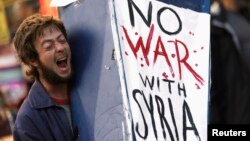 Người biểu tình chống sự can thiệp quân sự vào Syria ở San Francisco, California, ngày 29/8/2013.