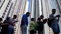 香港市民星期天（11月24）排长队在区议会选举中投票。