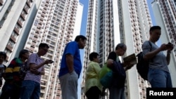 香港市民星期天(11月24)排长队在区议会选举中投票。