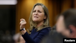 资料照片:加拿大副总理兼财政部长弗里兰在位于渥太华的加拿大下议院的质询问答期间讲话。(2024年9月16日)