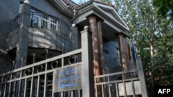 资料照片:立陶宛驻北京大使馆的大门 (2021年8月10日)