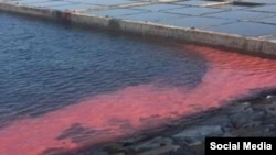 Vết nước màu đỏ tại Vũng Áng. Nhiều người ghi ngờ rằng đây là dải chất độc trôi nổi trên biển từ chất thải của Formosa (Facebook Danlambao)