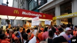 8月29日,快餐店的工人在纽约一家麦当劳前示威,要求提高工资。