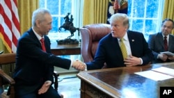 资料照:美国总统特朗普在白宫椭圆形办公室会见中国国家副总理刘鹤(2019年4月4日)