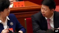 中共中央对外联络部部长宋涛(右)在北京召开的中共十九大开幕式上与一名与会者说话。(2017年10月18日)