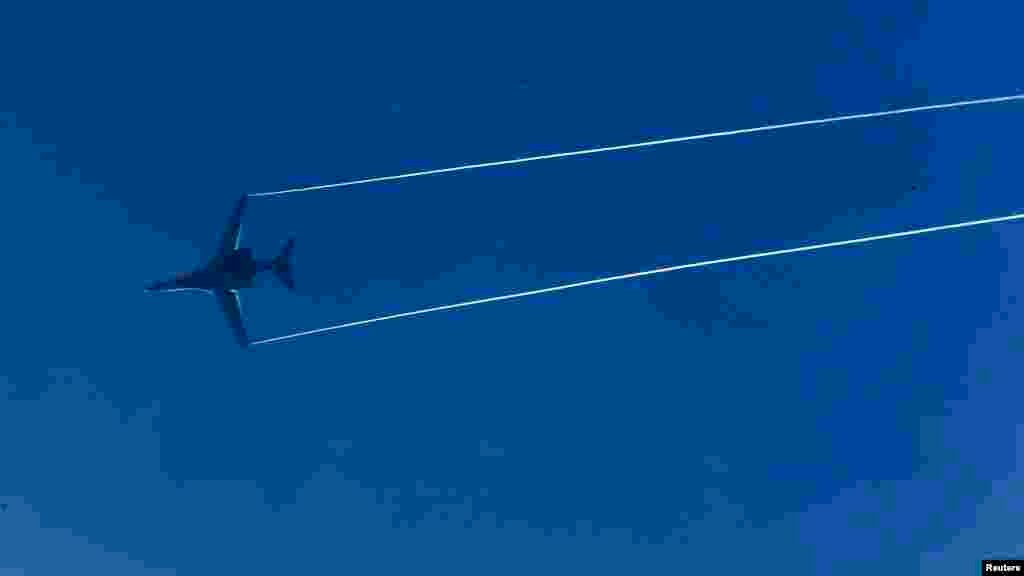 Máy bay ném bom B-1 của Mỹ bay ngang thị trấn Kobani ở Syria, ngày 26/10/2014.