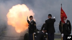 在韩国首尔的美军基地举行换将仪式,韩国-美国联军副司令换人,鸣放礼炮。( 2017年8月11日)