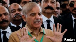 资料照片:反对派领导人谢里夫在伊斯兰堡的巴基斯坦最高法院同记者谈话。