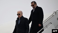 Президент США Джо Байден із сином Гантером Байденом прибуває на авіабазу національної гвардії Генкок Філд у Сіракузах, штат Нью-Йорк, 4 лютого 2023 року. (Фото ЕНДРЮ КАБАЛЬЄРО-РЕЙНОЛЬДСА / AFP)