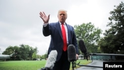 特朗普总统离开白宫前往佛罗里达州之前对媒体发表讲话。(2020年7月31日)