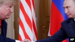 资料照:美国总统特朗普(左)和俄罗斯总统普京(右)在芬兰赫尔辛基总统府举行会晤。(2018年7月16日)