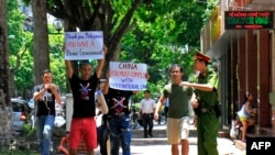 进行抗议示威的活动人士在河内高举支持仲裁的标语(2016年7月17日)。