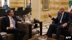 黎巴嫩总理纳吉布·米卡提(右 Najib Mikati )在贝鲁特会见美国特使阿莫斯·霍克斯坦(Amos Hochstein)。(2024年10月21日)
