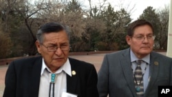 纳瓦霍自治区主席本•谢利(左)与纳瓦霍议会代表洛伦佐•贝茨。(2014年2月19日)