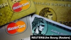 Kartu kredit keluaran American Express dan MasterCard terlihat dalam foto yang diambil di Washington, pada 25 Juni 2008. (Foto: Reuters/Jim Bourg)