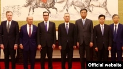 美国贸易代表团成员和中国官员在北京合影,左起:美国贸易代表罗伯特·莱特希泽,美国商务部长威尔伯·罗斯,美国财政部长史蒂文·姆努钦,中国副总理刘鹤,中国财政部长刘昆,中国商务部长钟山,中国人民银行行长易纲。(2018年5月3日或4日,美国驻华大使馆网站图片,照片说明由美国之音撰写)