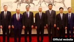 美国贸易代表团成员和中国官员在北京合影,左起:美国贸易代表罗伯特·莱特希泽,美国商务部长威尔伯·罗斯,美国财政部长史蒂文·姆努钦,中国副总理刘鹤。右起第一人为中国人民银行行长易纲。(2018年5月3日或4日,美国驻华大使馆网站图片))