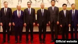 美国贸易代表团成员和中国官员在北京合影,左起:美国贸易代表罗伯特·莱特希泽,美国商务部长威尔伯·罗斯,美国财政部长史蒂文·努钦,中国副总理刘鹤。右起第一人为中国人民银行行长易纲。(2018年5月3日或4日,美国驻华大使馆网站图片))