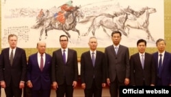 美国贸易代表团成员和中国官员在北京合影,左起:美国贸易代表罗伯特·莱特希泽,美国商务部长威尔伯·罗斯,美国财政部长史蒂文·姆努钦,中国副总理刘鹤,中国财政部长刘昆,中国商务部长钟山,中国人民银行行长易纲。(2018年5月3日或4日,美国驻华大使馆网站图片,照片说明由美国之音撰写)