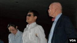 陈光诚一年前抵达纽约大学后在孔杰荣教授(右)陪同下首次与媒体见面并致辞(美国之音叶兵拍摄)