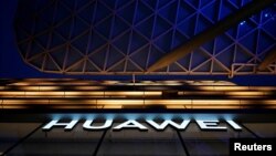 中国上海一家商场里的华为公司标志。(2019年6月3日)