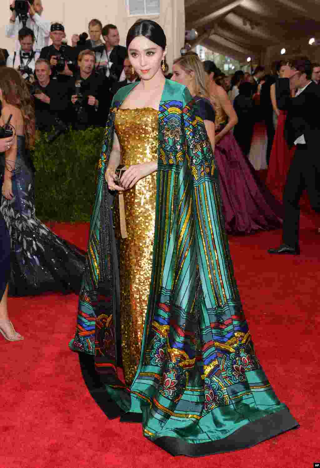 范冰冰参加纽约大都会艺术博物馆时装馆慈善晚宴(2015年5月4日)。郭文贵在Youtube视频讲话里说中国著名演员许晴和范冰冰与中国高官有染,郭文贵在“爆料”时也对她们表示歉意。 7月13日,范冰冰工作室宣布,将在美国启动诉讼程序,起诉恶意诽谤的郭文贵。后来范冰冰工作室透露目前美国法院已受理该案件。 郭文贵回应说,欢迎对方来美国诉讼。