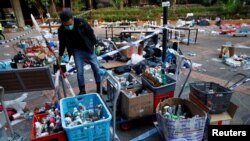 2019年11月28日,一名警察在香港理工大校园内搜寻有关证据。