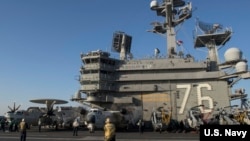 在里根号航母上的C2-A型“灰狗”运输机 - 资料