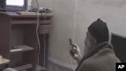 在五角大楼提供的录像中,本.拉登在看电视