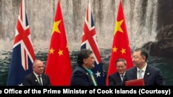资料照:在库克群岛总理马克·布朗(左一)与中国总理李强的注视下,库克群岛外交和移民部副部长图卡卡·阿玛(左二)和中国自然资源部部长关志鸥签署了协议。(2025年2月14日)