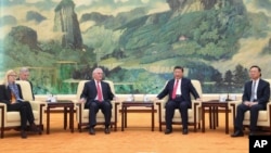 中国主席习近平和美国国务卿蒂勒森在北京人民大会堂会晤(2017年3月19日)。左起第一人为美国国务卿办公室主任玛格丽特·彼得林,右起第一人为中国国务委员杨洁篪。