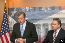 资料照:美国国会及行政当局中国委员会两主席:共和党众议员史密斯(右 Chris Smith)、民主党参议员默克利(左 Jeff Merkley)