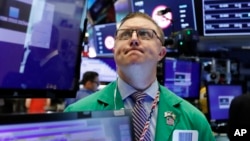 纽约证劵交易所的交易员在密切关注股市情况