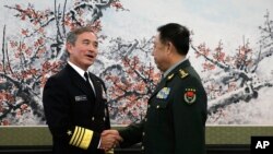 2015年11月3日美军海军上将哈里斯(左)在北京和中国中央军委副主席范长龙会晤时握手。