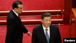 资料照:中国时任总理李克强与中国领导人习近平在北京人大会堂出席全国政协会议开幕式。(2023年3月4日)