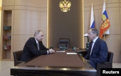 俄罗斯总统3月10日会见拉夫罗夫外长(右)