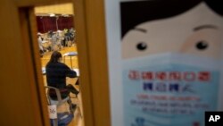 香港一所学校的教室外张贴着要求学生戴口罩防止新冠病毒的宣传画。(2020年4月24日)