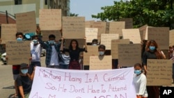 反军事政变的抗议者在仰光集会举牌要求东盟峰会聚焦缅甸局势。(2021年4月20日)