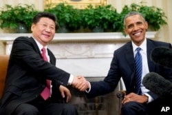 美国总统奥巴马和中国主席习近平在白宫椭圆形办公室握手（2015年9月25日）