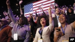 在芝加哥集体观看电视的奥巴马总统支持者听到媒体预告奥巴马胜选后欢呼雀跃