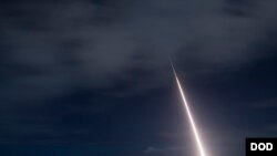 目标导弹2018年10月26日从夏威夷可爱岛上升空(美国国防部导弹防御局)